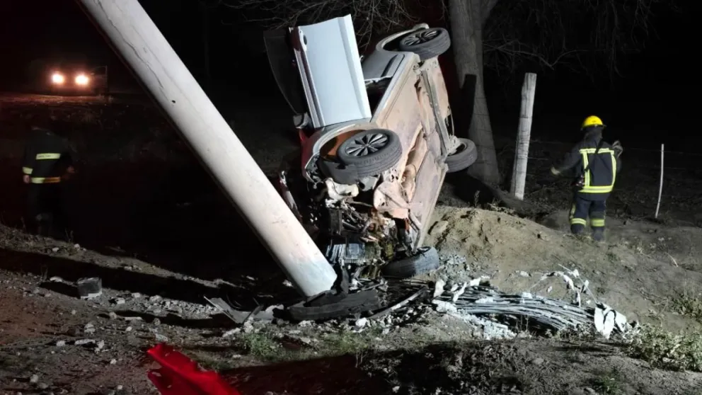  ¿Festejo desmedido? El conductor del Virtus se estrelló contra el poste de media tensión y media Centenario quedó sin luz. Sufrió apenas un rasguño. Foto: gentileza Centenario Digital.