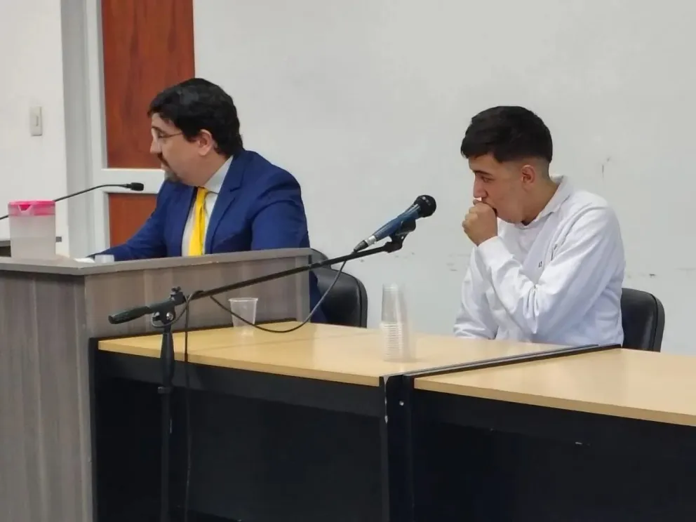 Marcelo Miguelez (der) ya fue imputado por el crimen de Agustín Flores. Ayer se entregó Juan Quidel, a quien se le formularán cargos por homicidio agravado. Foto: archivo.