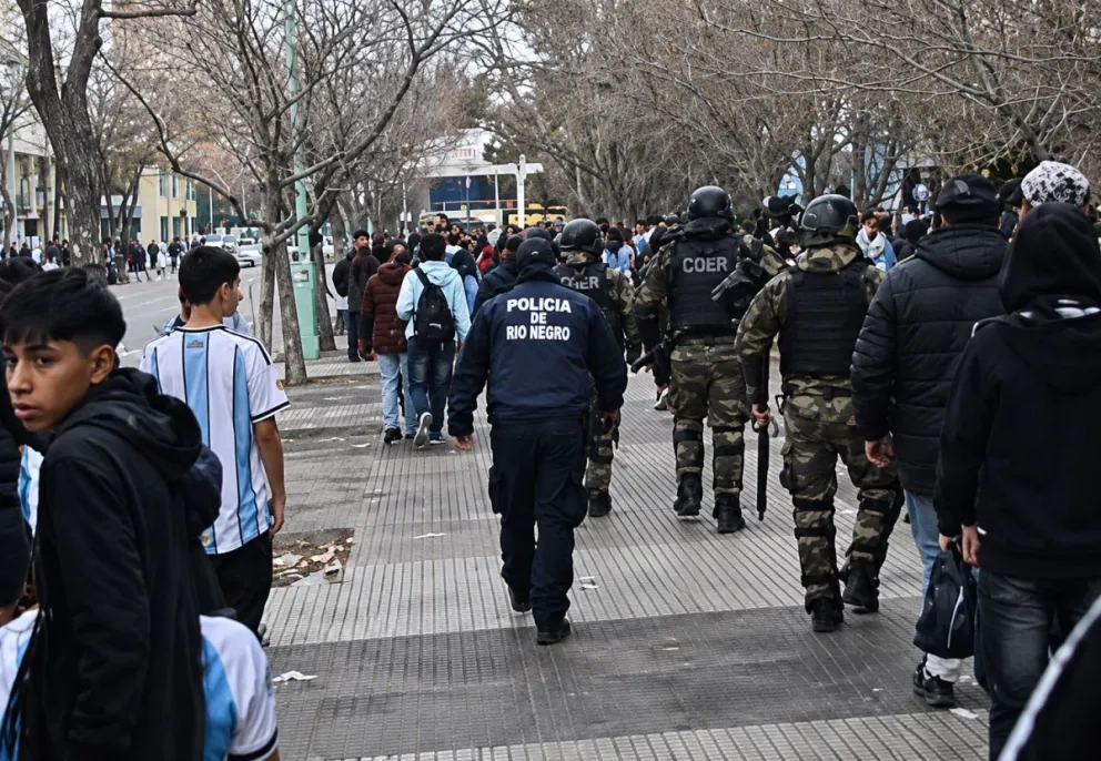 Como resultado de los incidentes, dos agentes femeninas resultaron lesionadas, una por un golpe de puño y otra por el impacto de una botella. Foto Cipo360