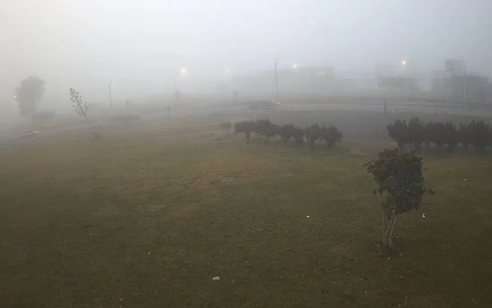 Una imagen captada por la cámara de la municipalidad de Cipolletti en la rotonda de la ruta 22, antes del acceso a los puentes. Piden cautela en la conducción.