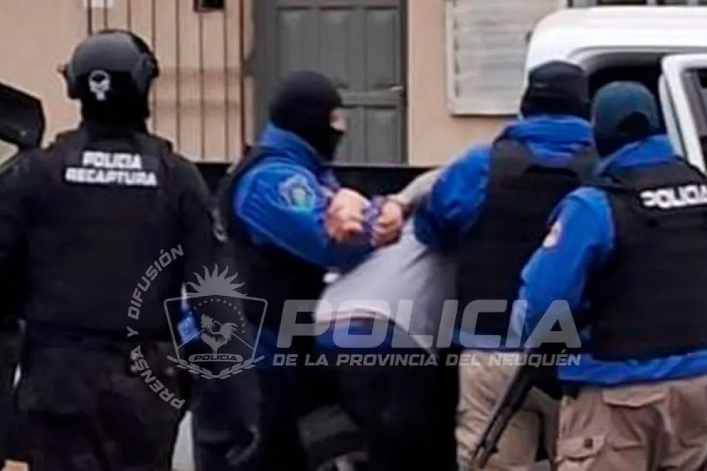 Los detenidos fueron trasladados a la comisaría para la formulación de cargos. Foto: Policía de Neuquén.