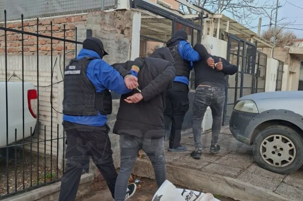 Los detenidos estarían vinculados a una compraventa de autos en Neuquén. Foto: Policía de Neuquén.