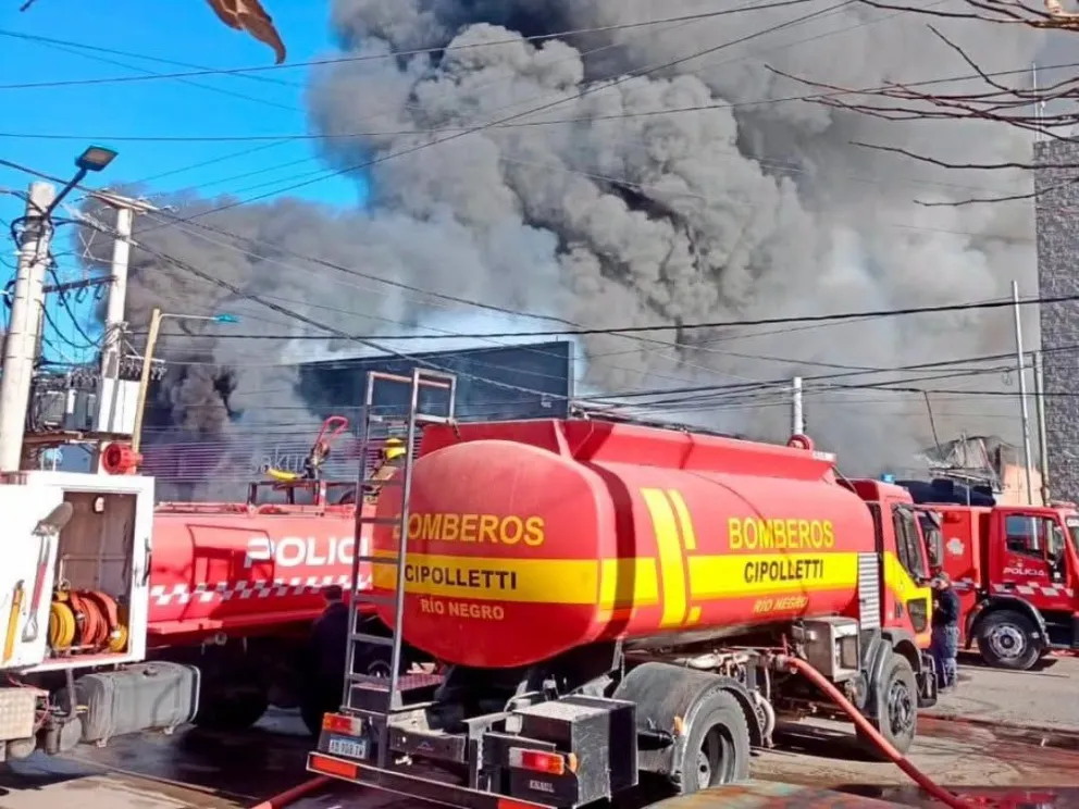 Los bomberos de Cipolletti se sumaron al esfuerzo para contener el gigantesco incendio en depósito de Sakura. Foto: gentileza Neuquén en noticia.