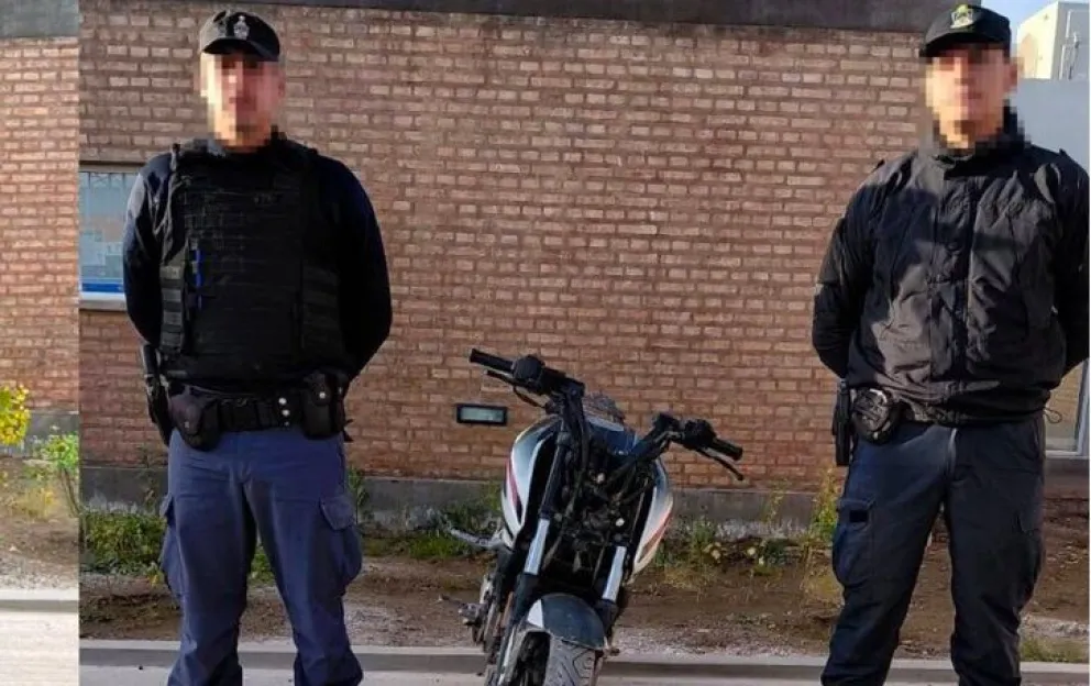 El conductor intentó escapar de un control policial: circulaba sin casco y sabía que la moto tenía un origen ilícito. Foto: Gentileza Centenario Digital.