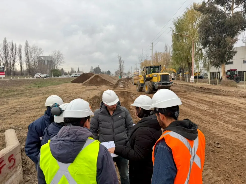 La obra comprende la construcción de cordón cuneta, asfalto y nuevo alumbrado público en la colectora de la ruta 22. Foto: Prensa Municipalidad.
