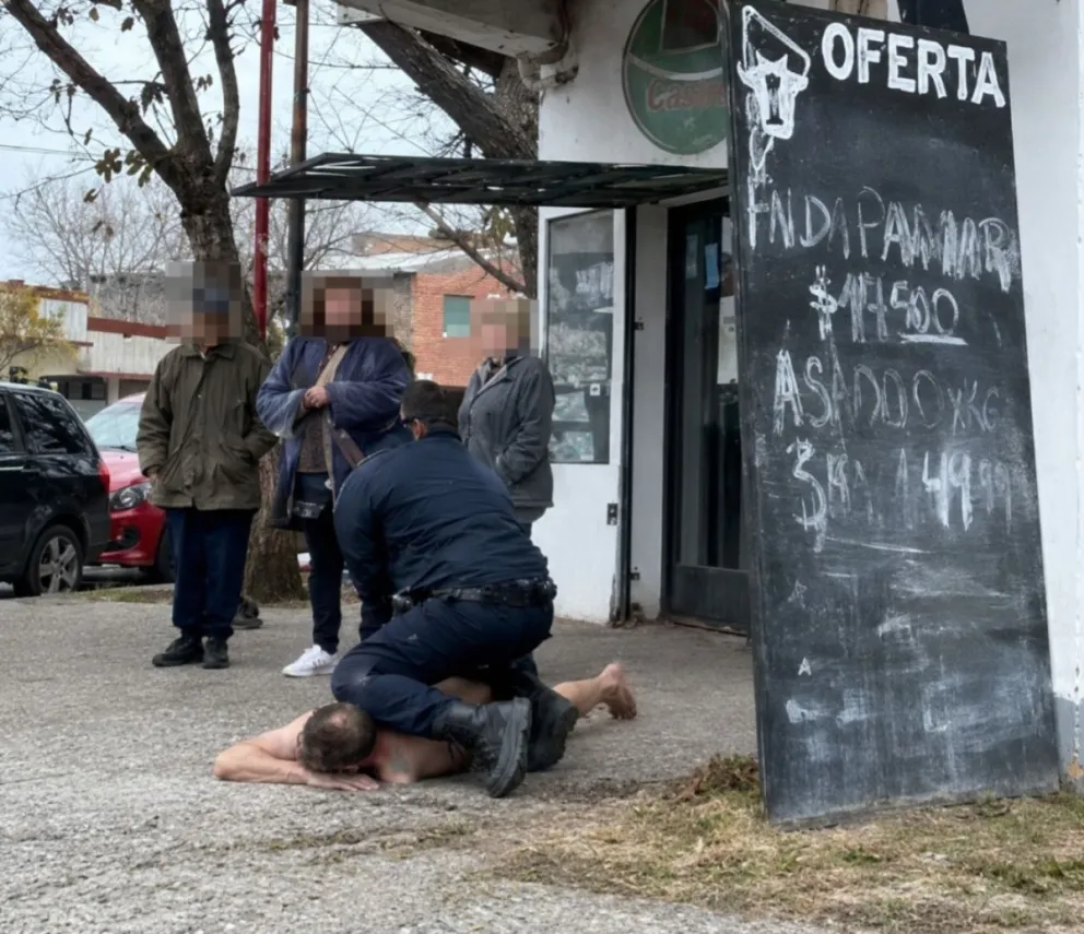 Efectivos de la Comisaría 24ª acudieron al lugar y lograron demorar al hombre en la esquina de calle Ecuador y Don Bosco. Foto captura video en Redes