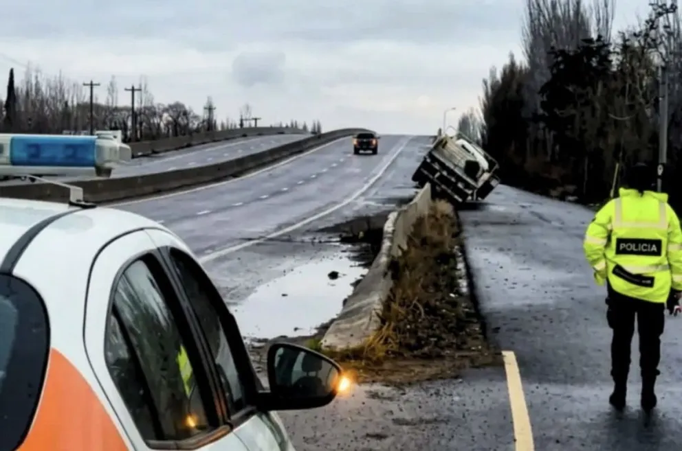 El camión avanzó varios metros sobre el bloque de cemento tipo New Jersey / imagen gentileza