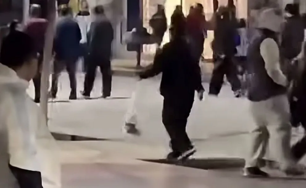 Con una bolsa en mano, el joven cipoleño se dedicó a limpiar/ imagen gentileza