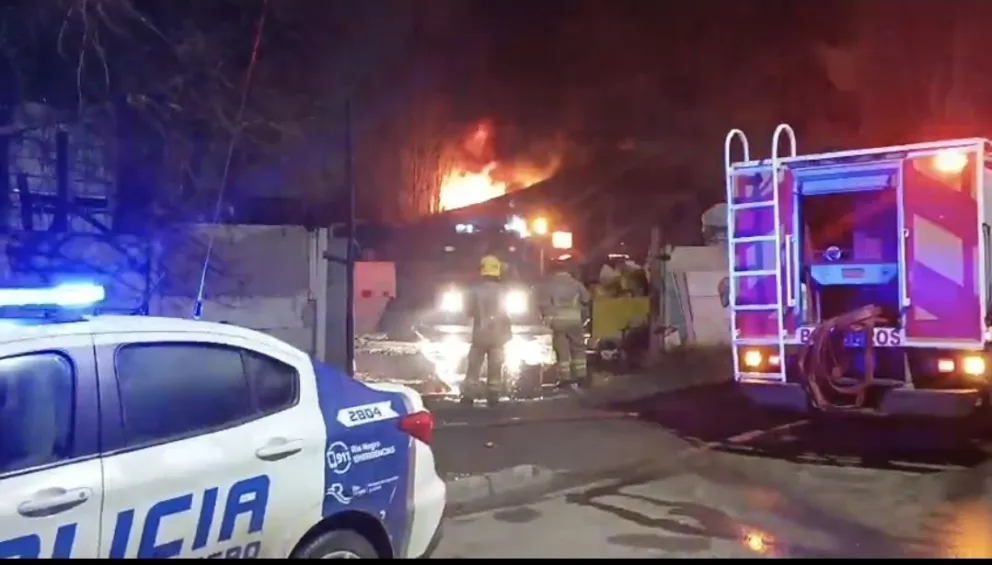 Seis dotaciones de bomberos trabajaron en el lugar. Foto gentileza 