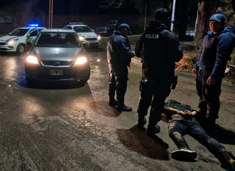 El conductor de un Ford Focus se negó a realizar el control de alcoholemia y emprendió la fuga por la Ruta Nacional 151. Foto gentileza