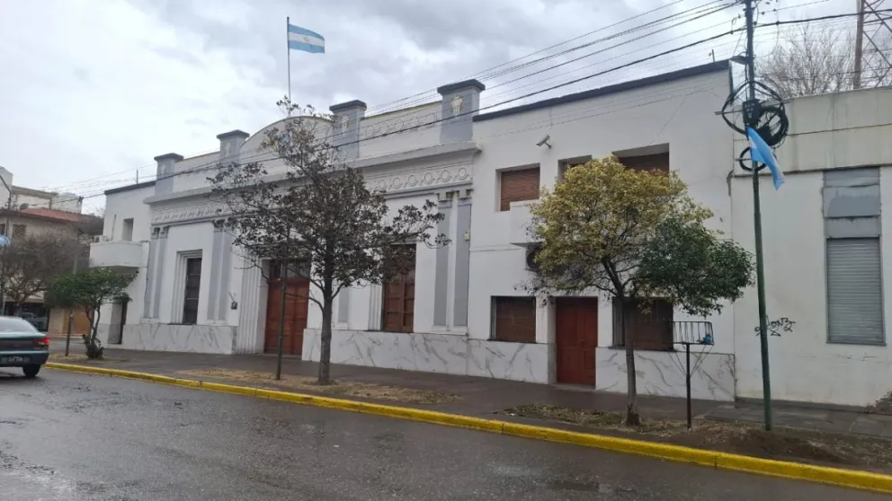 El miércoles los concejales aprobaron en mayoría la suspensión del intendente pero no lograron que se retirara del municipio. Foto Cipo360