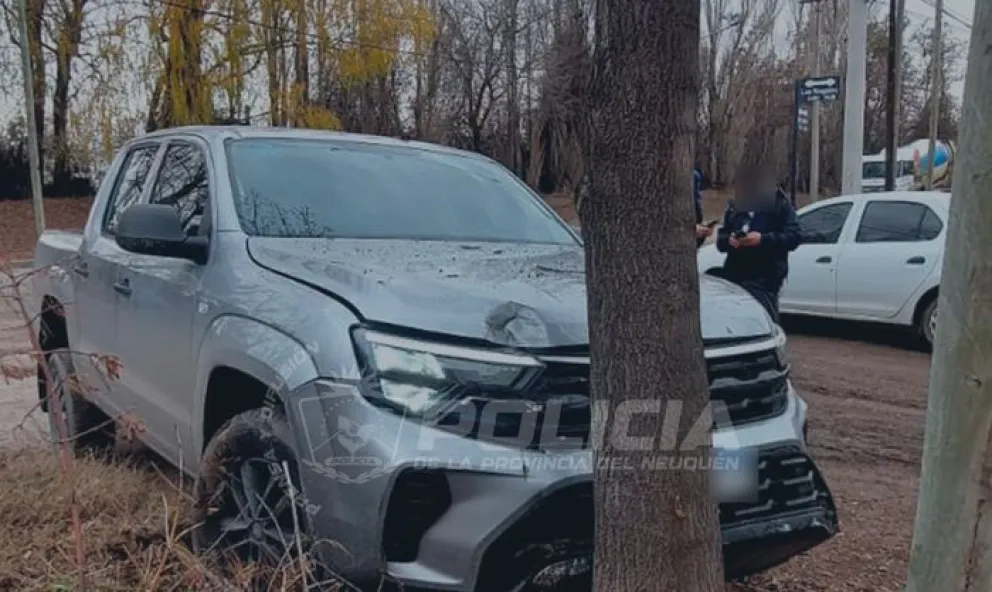 Momentos de mucha tensión se vivieron en Neuquén: la Amarok escapaba a toda velocidad y terminó estrellándose contra un árbol en el barrio Confluencia. Foto: Policía de Neuquén. 