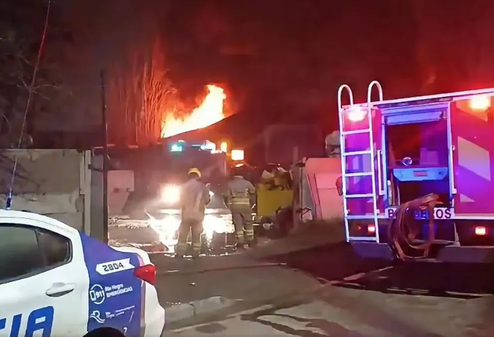 El incendio se produjo durante la madrugada del lunes y causó temor entre los vecinos de Villa Alicia y Santa Clara. Foto: archivo.