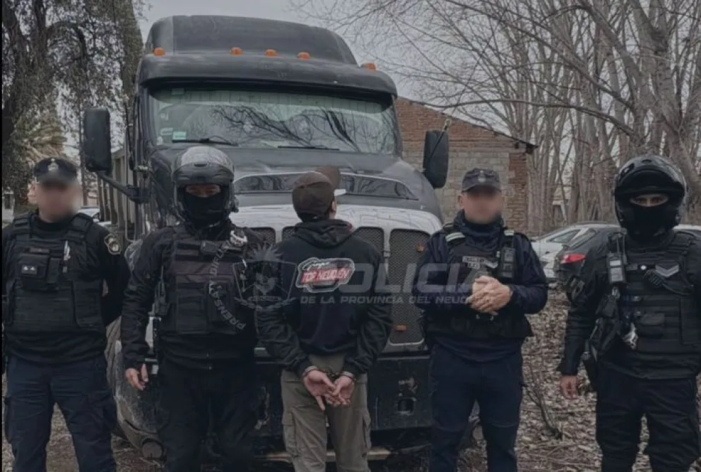 El camión de gran porte fue hallado y retenido por la policía en la localidad de Plottier. Foto: Policía de Neuquén.