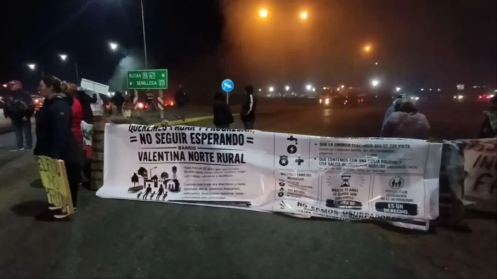 Camiones, transporte petrolero y vehículos particulares quedaron afectados por el bloqueo total en el ingreso a la ruta del petróleo. Fotos: Móvil AM550