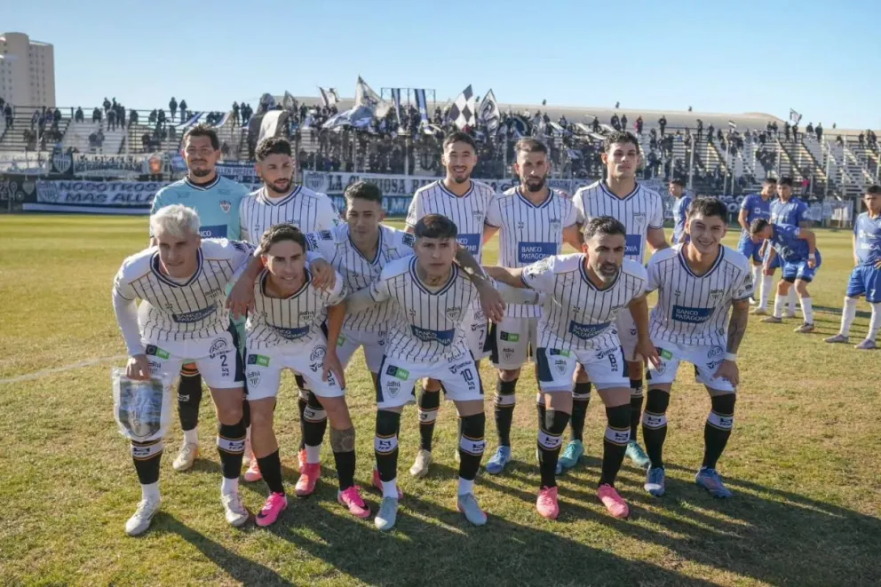 El albinegro tendrá fecha libre. Tiempo para recuperar jugadores y diagramar los encuentros para la próxima fase. Foto: gentileza Club Cipolletti.