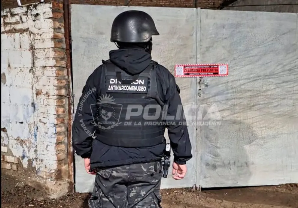 Una de las viviendas allanada quedó clausurada preventivamente. Foto: Policía de Neuquén.