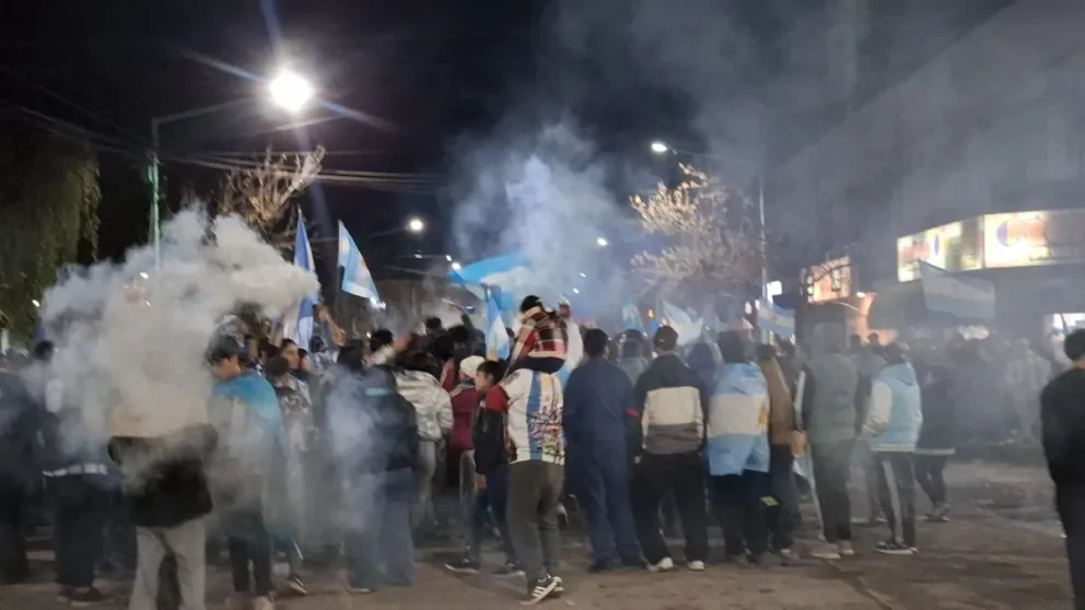  A pesar de la derrota en Cipolletti las familias salieron a festejr. Foto Cipo360