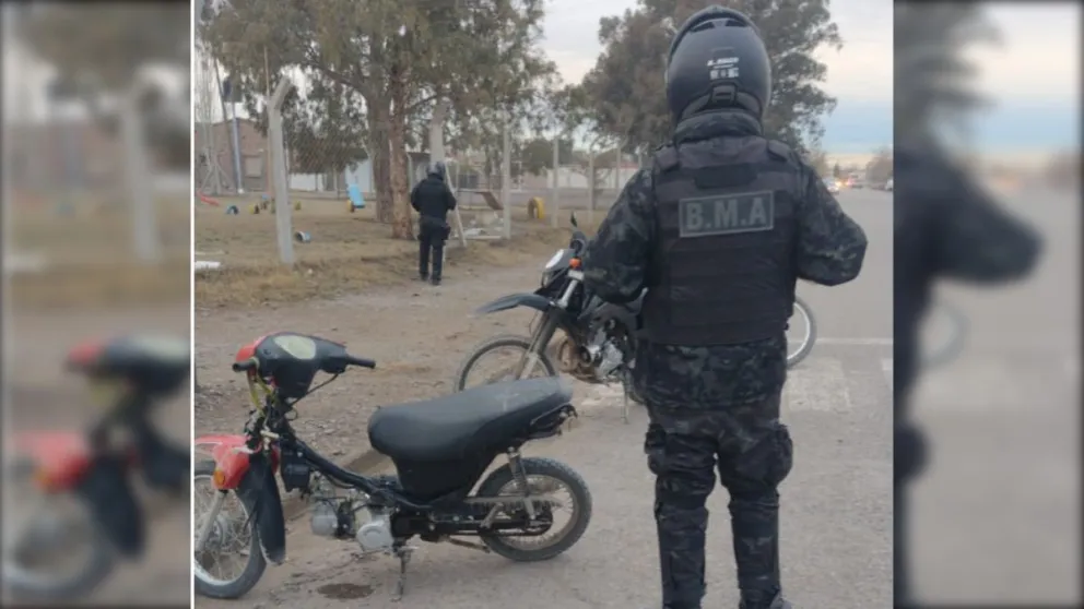 La moto circulaba sin luces, espejos ni patente visible. El cotejo con la numeración del chasis la identificó como robada en Neuquén capital. Foto: Policía de Río Negro.