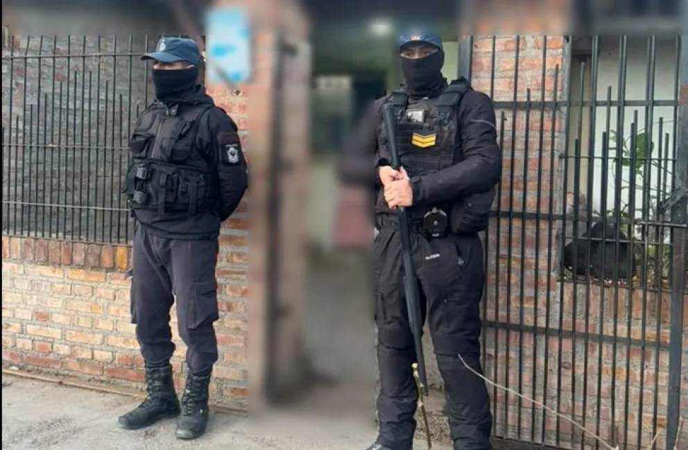 Los efectivos realizaron tres allanamiento simultáneos y detuvieron a tres personas. Foto: archivo.