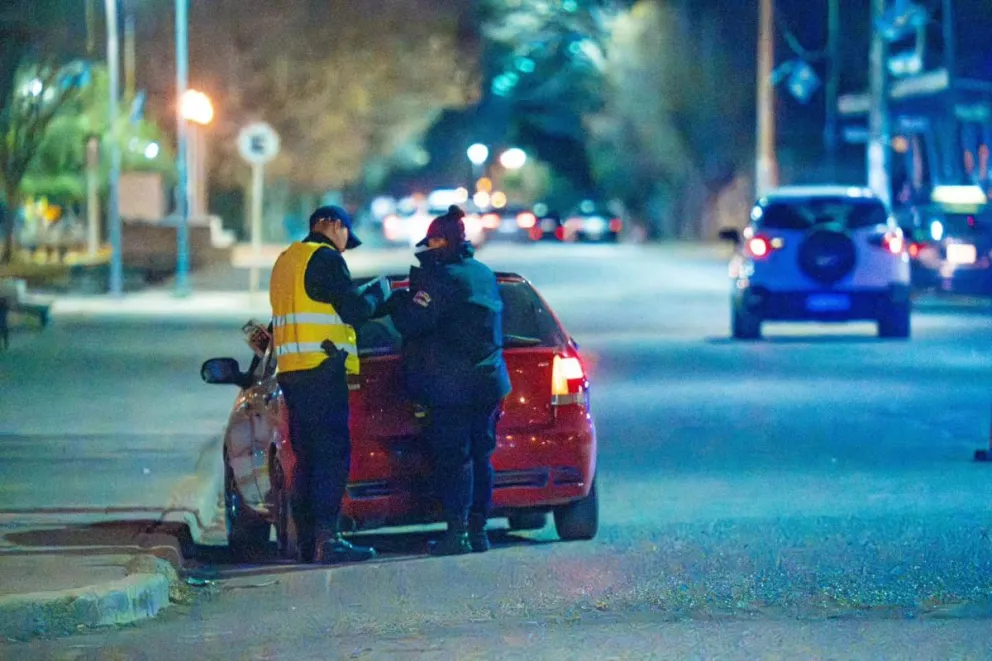 El vehículo fue interceptado en Fernández Oro por efectivos de la Unidad 26 y de la Brigada Motorizada. Foto: Policía de Río Negro.