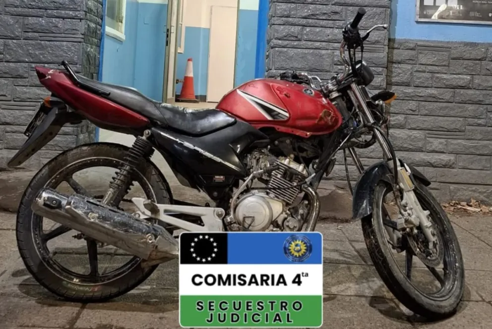 La moto fue reconocida por el propietario. Se la habían robado minutos antes del patio de su vivienda. Foto: Policía de Río Negro.