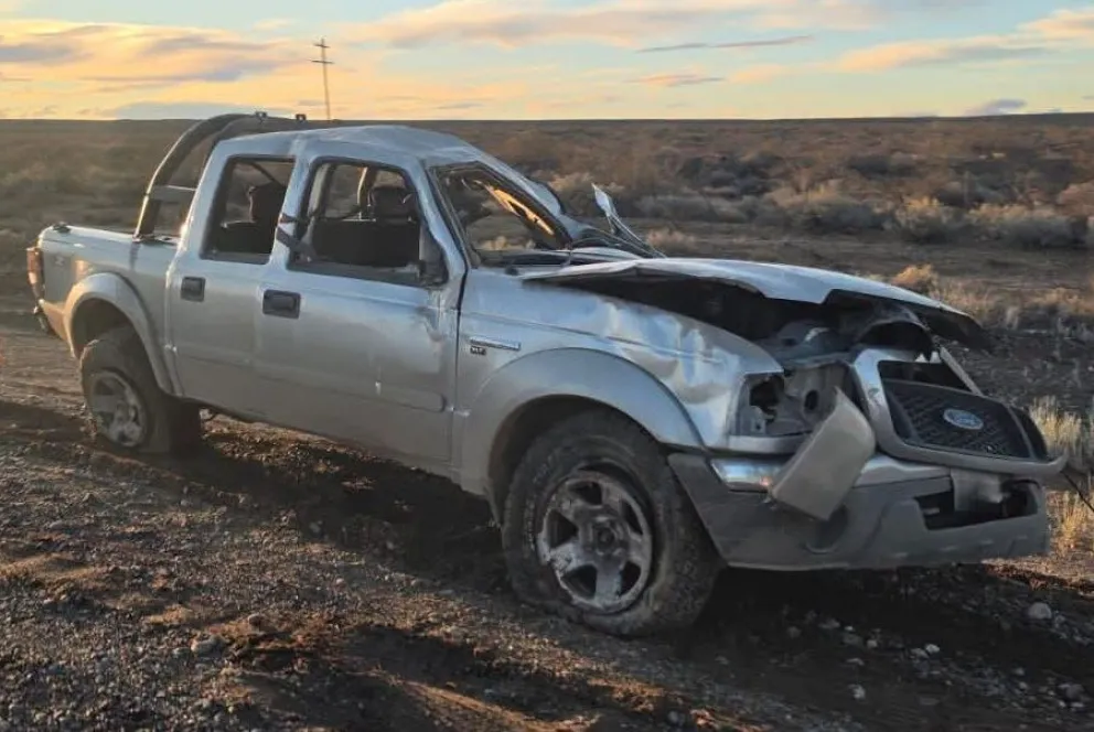 La Ford Ranger dio una vuelta campana y quedó a un costado de la ruta 22. Foto: gentileza Centenario Digital.