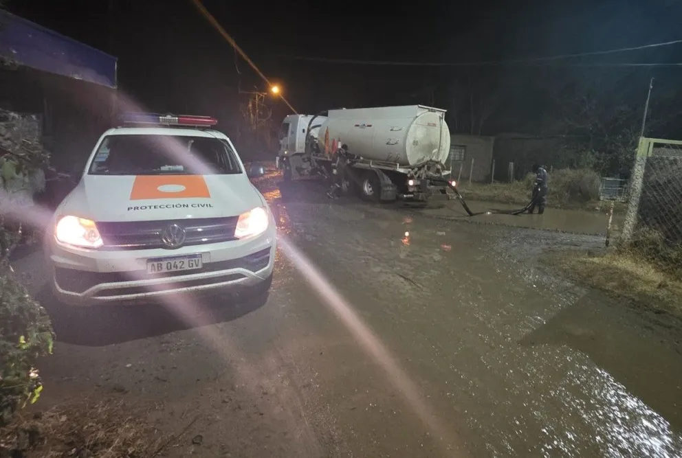 Cuatro camiones estarán trabajando para extraer el agua acumulada en las calles de acceso a los barrios. Foto: Prensa Municipal.