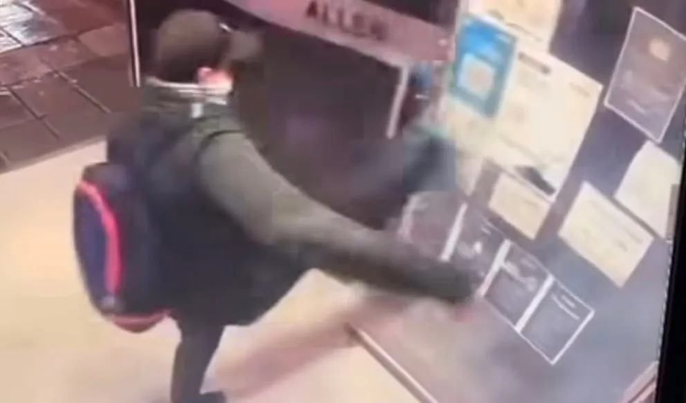 La Policía de Río Negro permitió detener a un hombre de 24 años que había ingresado de manera ilegal al edificio de la empresa. Foto Captura video cámara de seguridad