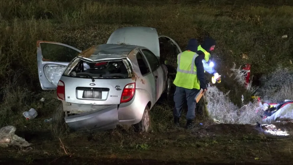 El conductor del Ford Ka intentó sobrepasar a una Kangoo cuando mordió la banquina y terminó dando tres tumbos, al costado de la ruta. Foto: gentileza Centenario Digital.