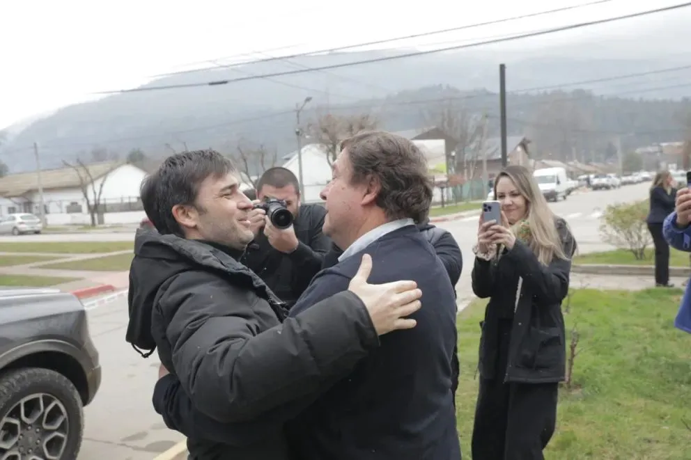 El saludo entre los mandatarios provinciales de Chubut y Río Negro.