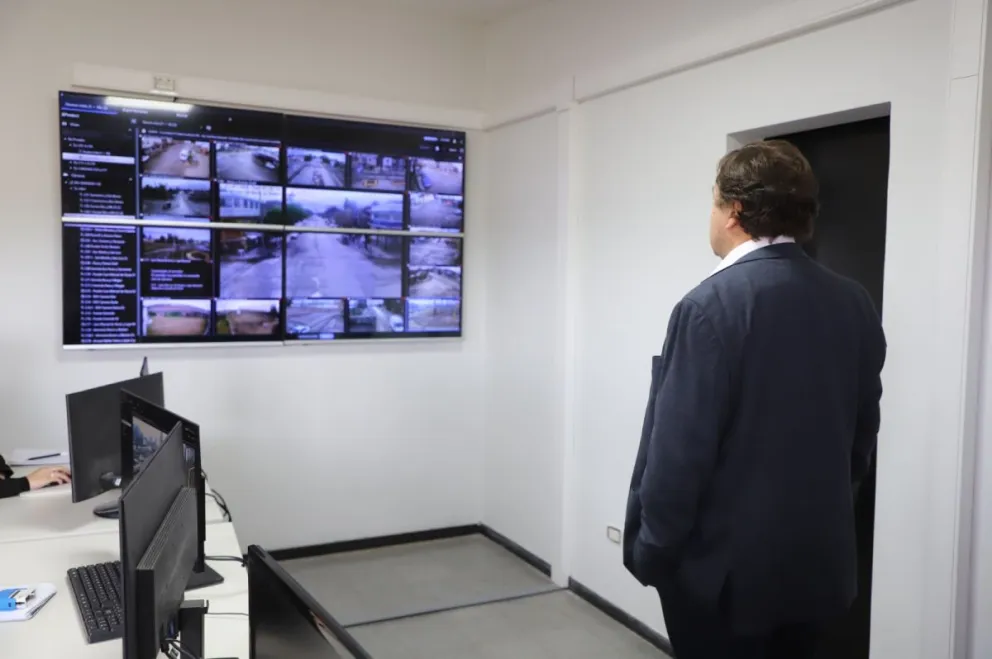 El gobernador Alberto Weretilneck supervisó el funcionamiento del Centro de Monitoreo 911/ imagen gentileza