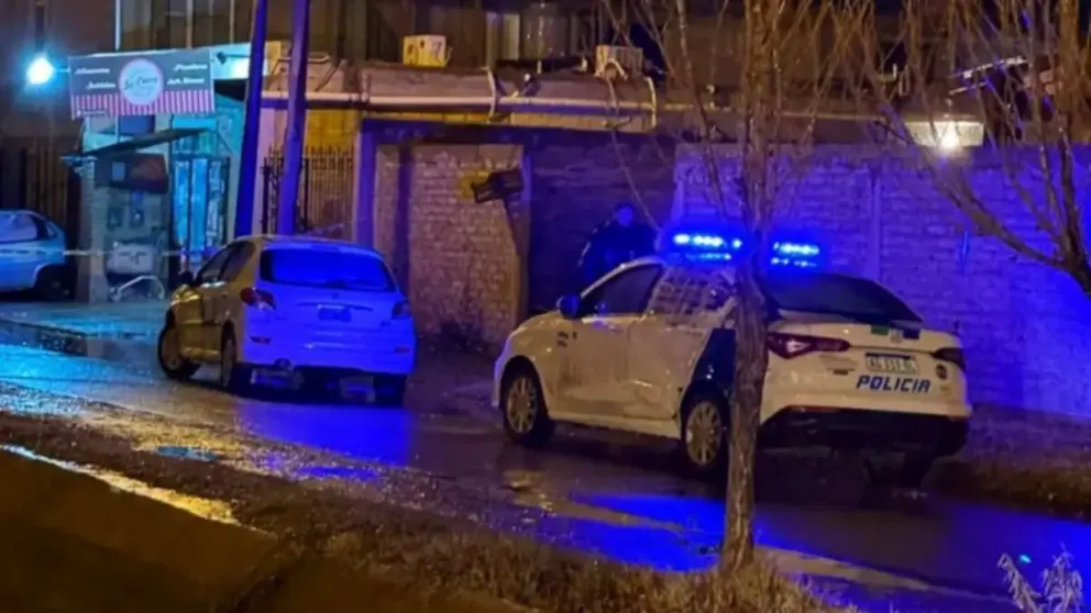 Efectivos de la Comisaría Sexta y peritos trabajaron en la casa donde fue hallado sin vida el taxista/ imagen gentileza