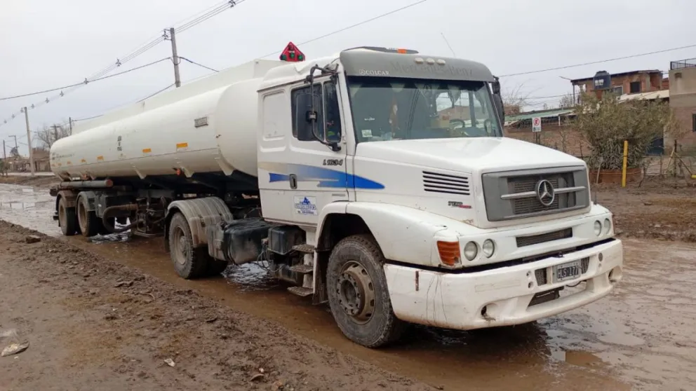 La municipalidad continúa trabajando con varios camiones para extraer el agua acumulada en las calles. Foto: Prensa Municipal.