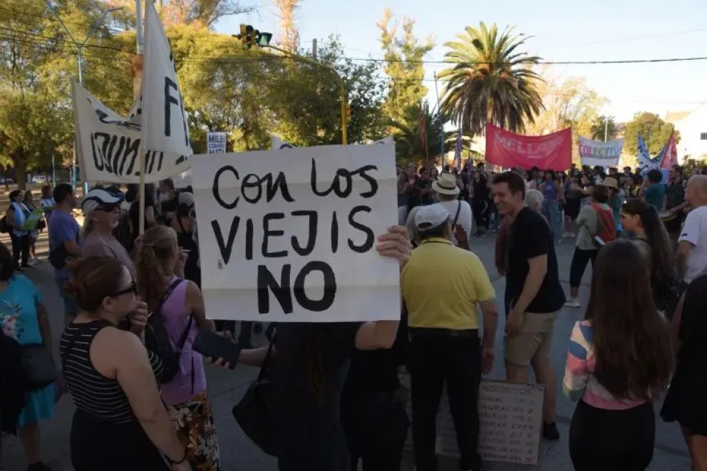 A través des sus redes sociales la CGT Neuquen convoca el viernes a acompañar a los jubilados de PAMI. Foto gentileza