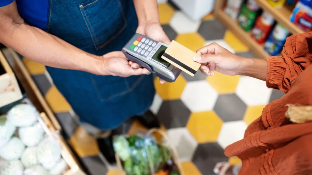 La mujer pagó la compra con su tarjeta de débito, pero el sistema del supermercado no lo registró. Foto: archivo.