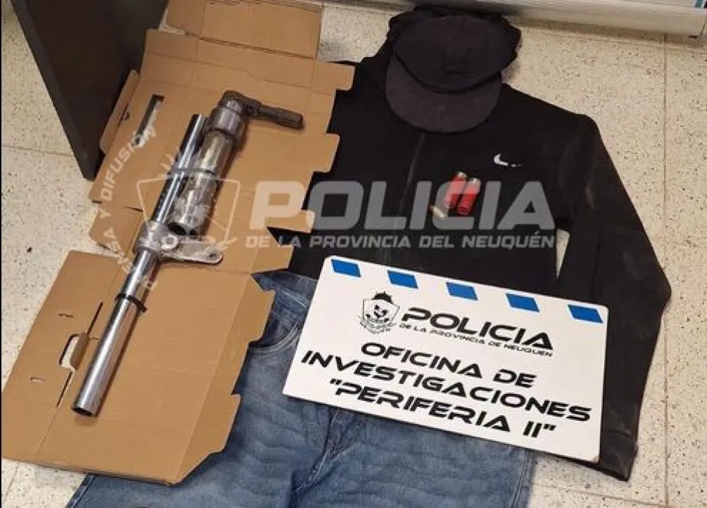 La policía secuestró una escopeta tipo "tumbera" y vestimenta que se habría utilizado durante el ataque a una familia de Centenario. También halló un tarro con casi medio kilo de marihuana. Foto: Policía de Neuquén.