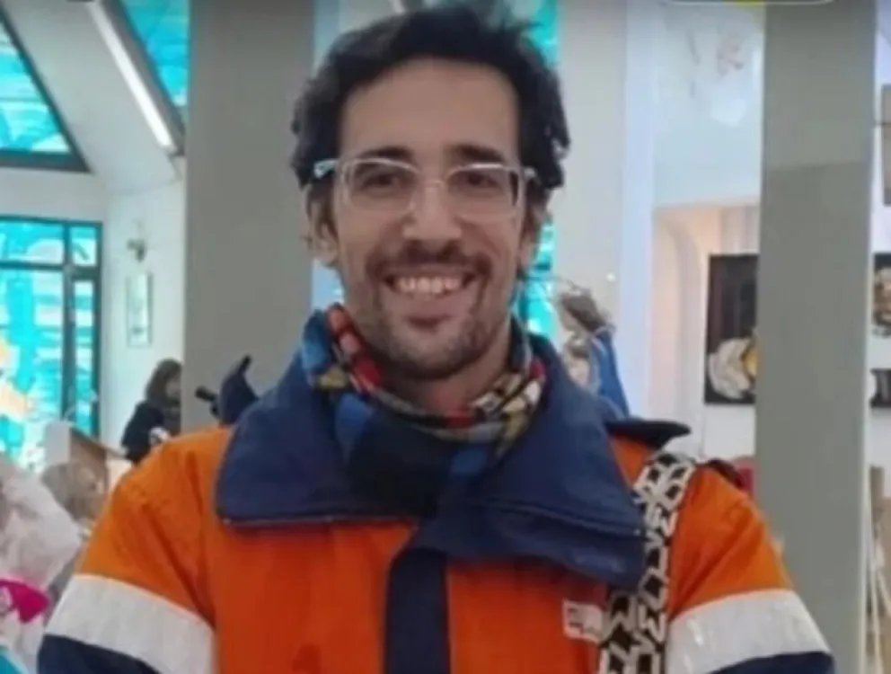 La familia confirmó que por las cámaras de seguridad pudieron ver que dejó todo abierto y que salió la campera de neoprene azul con una franja naranja . Foto gentileza