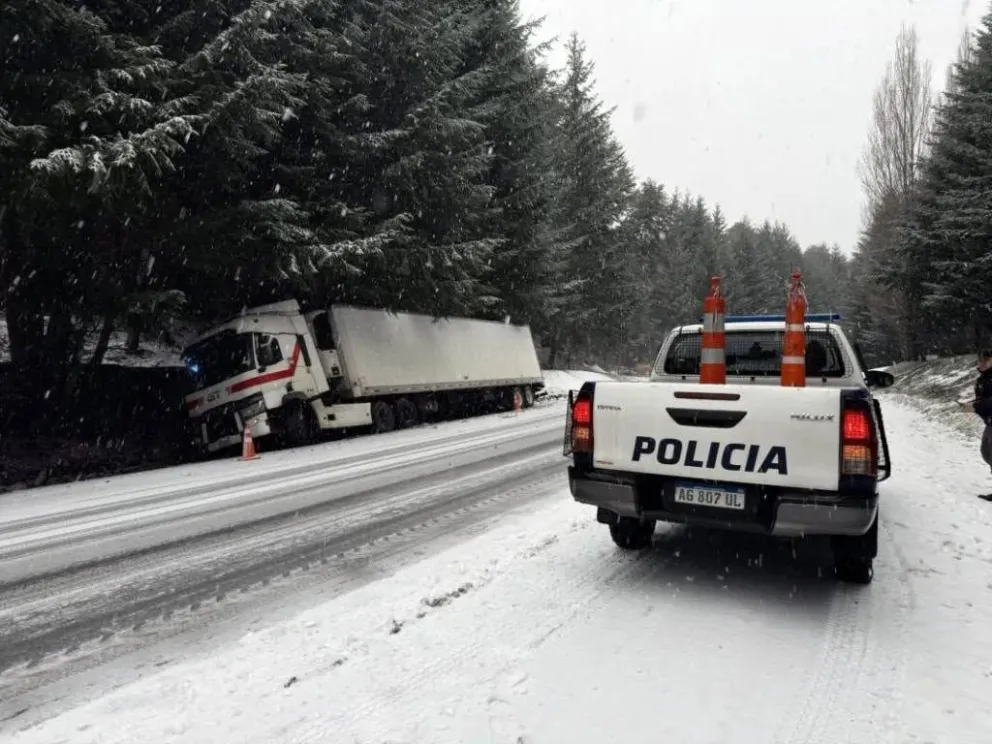 Las intensas nevadas están complicando la circulación por las rutas que llevan a la zona turística de la cordillera. Foto: gentileza Cadena Sur.