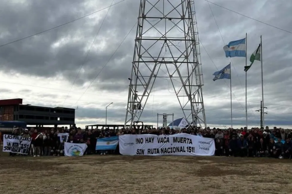 El homenaje a las víctimas y el reclamo por más seguridad en la ruta unió a las comunidades de Catriel y 25 de mayo. Foto: Gentileza.