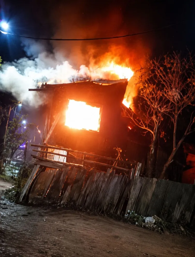 Dos dotaciones de Bomberos trabajaron durante una hora para controlar el incendio. Foto gentileza