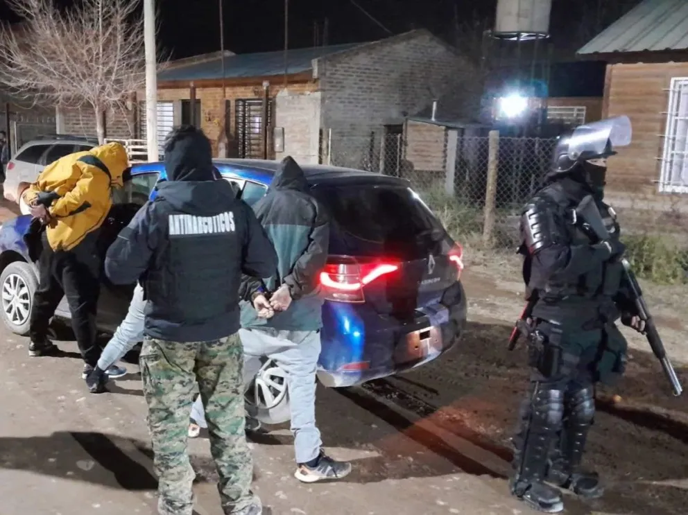 Los seis detenidos integraban una organización dedicada al fraccionamiento y comercialización de estupefacientes. Foto: Prensa Provincia de Neuquén.