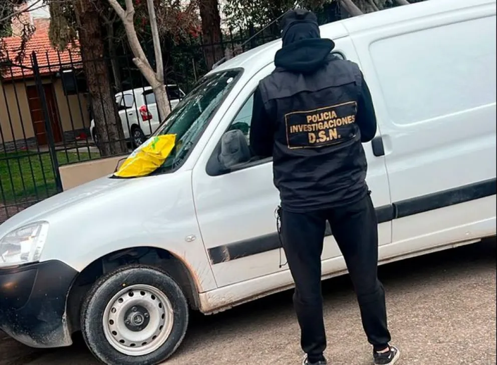 La Partner fue abandonada poco después del robo, sobre la calle Basavilbaso de Neuquén. Foto: Policía de Neuquén.