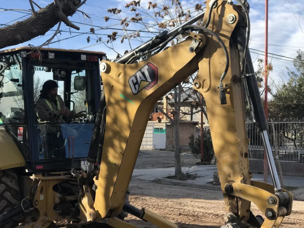 Arsa está trabajando en el recambio de un colector de 400 mm sobre la calle Alem. Foto: Prensa Municipal.