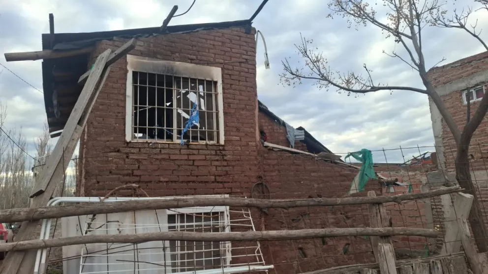 Los vecinos ayudaron y afortunadamente nadie se encontraba en la vivienda en el momento del incendio. Foto Cipo360
