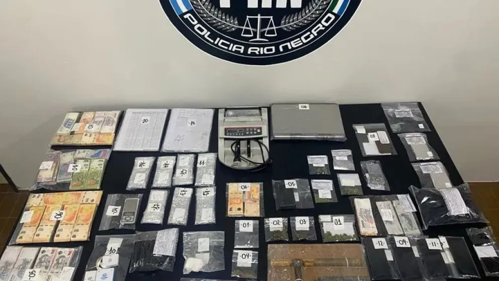 Hubo varios detenidos, además del secuestro de cocaína, marihuana, metanfetaminas, armas de fuego y dinero en efectivo. Foto Policía de Río Negro