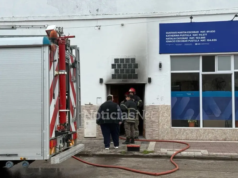 El incendio se produjo en una vivienda de la calle Guido de Viedma. Fotos NoticiasNet.