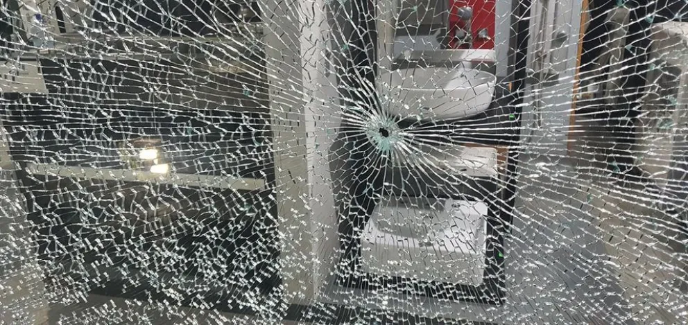 Durante el juicio civil, quedó comprobado que los dos hijos de uno de los comerciantes fueron a la farmacia rival para provocar destrozos. Foto: archivo.