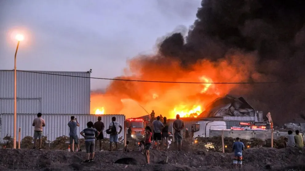 Las llamas arrasaron las instalaciones de la planta de lubricantes en el Parque Industrial. Por qué no prosperó el reclamo contra la aseguradora y el banco. Foto: archivo, ilustrativa.