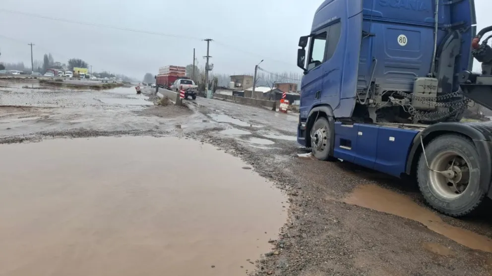 Largas filas se generan a lo largo del día por el estado intransitable de la ruta / foto cipo360